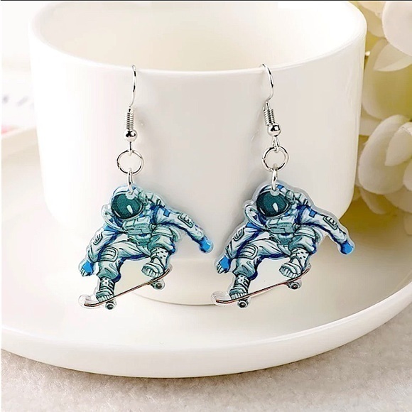 NWT ๐Skateboard ๐น astronaut ๐ฉโ๐ earrings ๐ - Picture 1 of 1